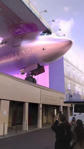 Bienvenus à bord de la Sky High Airline. Nous vous prions de rester assis et d'attacher votre ceinture 💺 Prêts pour le décollage ? 🛫 #maybellinefrance #maquillage #fyp #viral #pourtoi #makeup #maybellinefr #maybelline #foryou #skyhigh #mascara 