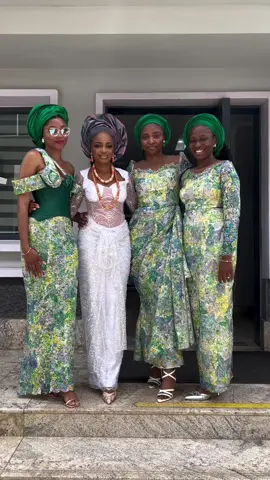 Sister’s Love 🔥❤️ #princemeetsprincess24 Makeup and gele@favs_beauty_place Beads@marimureevents Dress @janjor.ed Fabric @ivy_fabric_designs Shoes@stylelagos #yorubatraditionalwedding #yorubabride #igbeyawo #owambe #yorubawedding