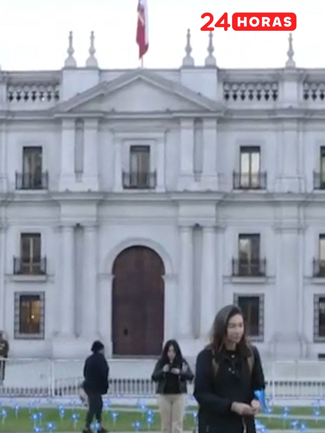 🔴 El exterior del Palacio de la Moneda amaneció con cerca de cuatro mil remolinos azules, luego de que más de cien organizaciones se unieron por la campaña 