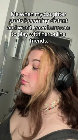Just like mama. But online friendships are either the best thing or the most draining thing. And lets not talk about the other weird stuff of discord. #samanthiiana #gamer #tiktok #discord #streamer #videogames #onlinefriends 