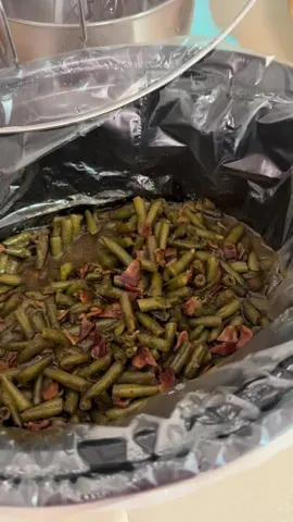 By far the yummiest green beans I’ve made in a while🙌🏻 Let me know if you try it!🤩 #crockpotrecipes #Recipe #fyp #foryoupage #EasyRecipe #Lifestyle 
