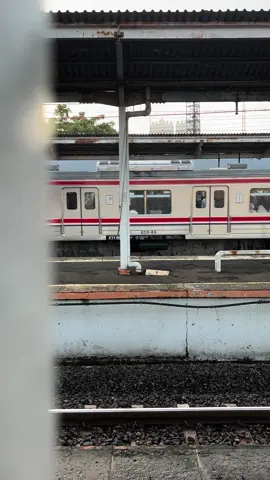 Ngintip…. Jumat pagi di Depok Baru #commuterline #commuterlife #depokbaru 