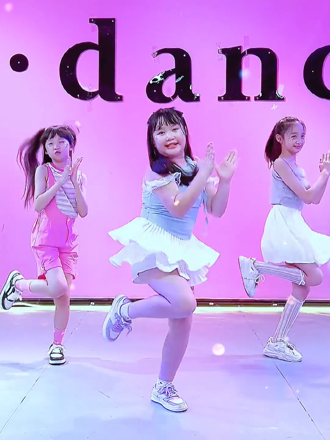 Ngắm mây ngắm cả bầu trời. Yêu các bé yêu cả cuộc đời được không? #kidsdance #viral #viralvideo    #dancekids   #thdance   #zumba  #zumbakids  #hiphop  #hiphopkids  #funny  #dancetrend  #trend  #dance #dancechallenge #fyp  #fypシ #trending   #viraldance