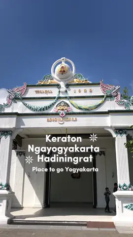 Place to go Jogja berikutnya, jalan-jalan ke Keraton Jogjakarta 🌷🍃  Bener2 bikin penasaran tiap masuk kedalamnya, bangunan yang masih cantik sampai saat ini, berbagai peninggalan jaman dahulu juga masih tersimpan rapi di dalam museumnya.  Htm : 15.000 (domestik) 📍 Keraton Jogja  #jogjaistimewa #jogjaplacetogo #explorejogja #keratonyogyakarta #strollingaround #budayaindonesia #museumjogja #pagelaranseni 