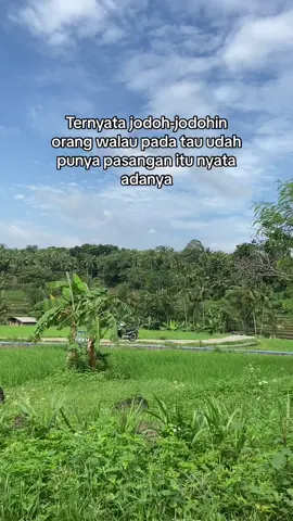 Hati2 aja deh. Di rumah punya pasangan. Di kantor juga gamau kalah🙄