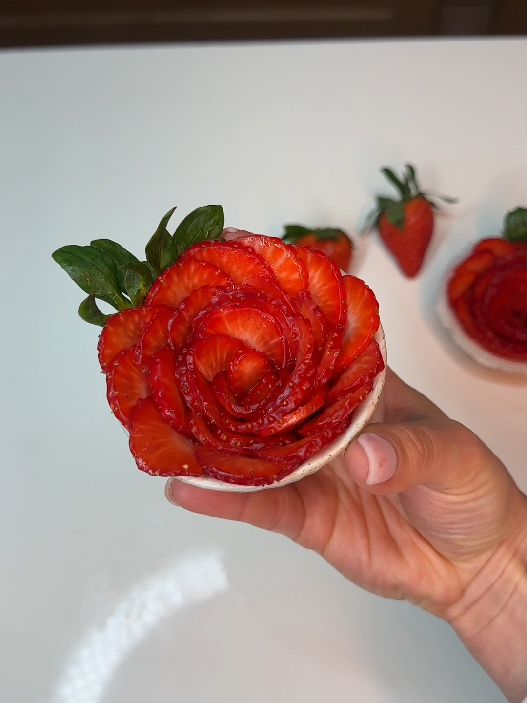 Ti basta qualche fragola per realizzare una decorazione bellissima🍓🤩 👩🏼‍🍳La nostra @melissasweet25 ti mostra come: 👉Per realizzare questi fiori di fragola ti basterà tagliare le fragole a fette sottili e disporle delicatamente tutte intorno ad una ciotolina fino a riempire tutti gli spazi! Sono ideali per decorare un tagliere, una torta o anche da servire come dessert con accanto della panna montata😍 #cookist #decorazioni #decorazionifacili #rosadifragola #rosadifragole