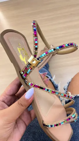 Encantada por esse modelinho de Rasteira!🤌🏼🤩 Disponível em 4 cores  👣 Do 34 ao 40 🛒 Rasteira Jasmin  Já disponível em nosso site ⤵️ WWW.PEGADADAONCACALCADOS.COM.BR