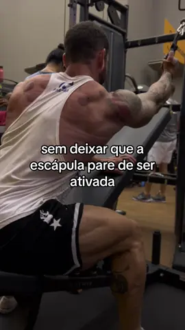Explicando como executar essa variação de puxada unilateral! #musculação #musculacao #fisiculturismo #definicaomuscular #bodybuilder #exercicio #academia #treinodecostas #dorsal #treinopesado 