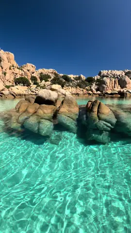 Saluti dalla spiaggia piu bella della Sardegna. Lavete riconosicuta? Si tratta di Cala Coticcio perla dell’isola di Caprera #calacoticcio #caprera #sardegna #sardinia #lamaddalena 