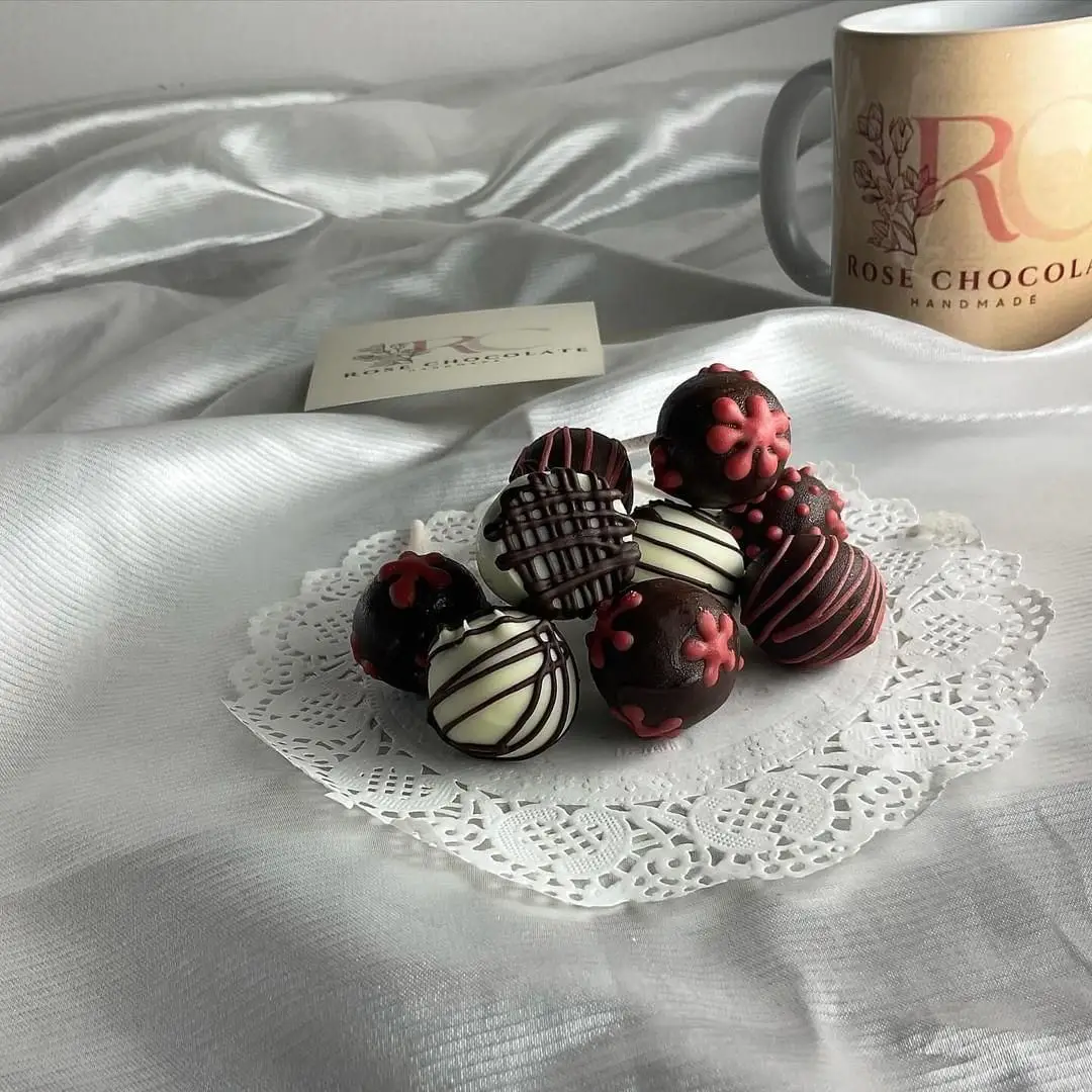 بلش الصيف وبلشت المناسبات ، بوبس كيك المغلف بالشوكولاتة البلجيكية الفخمة حسب الطلب ..✨ للطلب يمكنك التواصل على رسائل الصفحة أو على رقمنا الواتس آب 972568047692+   . . . . . . . . ‏ #Balgianchocolate #chocolate #decorate #chocolatebars #chocolatelovers #food #desserts #yummy #foodblogger #blackchocolate #whitechocolat #chocolatebonbons #callebaut #chcolatemold #chocolatemolds #bonbons #bonbon  #شوكولاته #بلجيكيه #شوكولاته_بلجيكية #customized #custumizedgifts #Love #choco #chocolife #chcolateword #handmade #boutiquechocolate