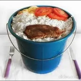 Balde de arroz con proteína y ensalada #fyp #daftpunk #baldedearrozconproteinayensalada #arroz #colombia #venezuela #shitposting #hijueposting #humor #proteina 