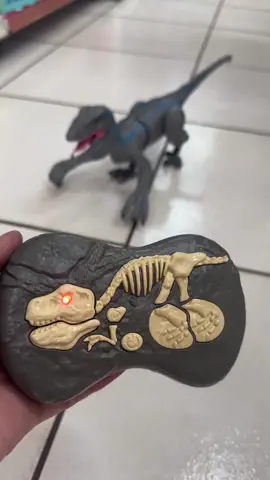 O controle de uma fera jurássica agora está em suas mãos! 🦖🎮 #dinossauro #blue #jurassicworld #jurassic #jurassicpark #jurassicworlddominion #controle #controleremoto #velociraptor #velociraptorblue #brinquedo #menino #criança #arcoiris #arcoiristoys 