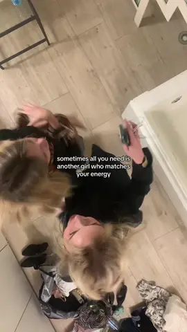 tag her 🕺and guess how this was filmed #goodvibes #friendship #matchingenergy #friendshipgoals #nightout #girlsnightout 