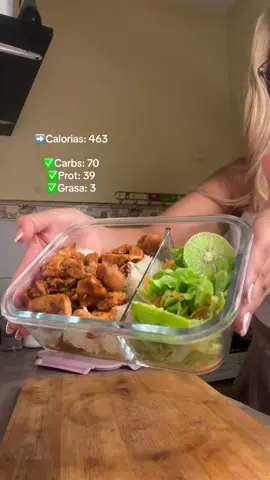 Pt. 5 Almuerzos para llevar - Saludables y fáciles 🏃🏼‍♀️💨 Ingredientes: ✅200gr de arroz (pesado cocido) 🍗para el aderezo: ✅1 filete de pollo 160gr (pesado crudo) ✅Sal, pimienta y comino a gusto ✅2 cda de ají panca ✅1 cda de sillao ✅1 cdita de vinagre o zumo de limón (opcional) 🥗Para la ensalada: Use un puñado de lechuga + 40gr de zanahoria + sal y limón cortado en rodajas ( para exprimir al momento de comer ) ➡️Calorias: 463 ✅Carbs: 70 ✅Prot: 39 ✅Grasa: 3 #almuerzossaludables #almuerzosano #loncherasaludable #loncherauniversidad #almuerzofit #perufit #perufitness #almuerzoparallevar #loncheras #limaperu🇵🇪 #parallevar