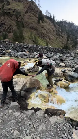 dia yang mengenalkan aku pada banyak hal. salah satunya “gunung”, lucunya! awal-awal aku mengutuk “enggak akan pernah mau ke gunung lagi! ngapain, capek!” eeh, sekarang malah ketagihan. tanggung jawab!! 😮‍💨😠 @Fiersa Besari 