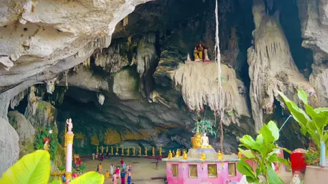 ကရင်ပြည်နယ် ဘားအံ ကို အလည်လာတာနဲ့ မလည်မဖြစ် လည်သင့်တဲ့ သဘာဝဂူများစွာရှိပါတယ်။ ဘားအံလို့ဆိုလိုက်နဲ့ တောင်ကုန်းတောင်တန်း နှင့်သဘာဝကျောက်ဂူတွေက မပါမဖြစ် မရောက်မဖြစ်ပါပဲနော်။ ဘားအံရဲ့အထင်ကရ ကျောက်ဂူတွေလို့ဆိုလိုက်တာနဲ့ ၁။  ဘုရင့်ညီဂူ ၂။   ရသေ့ပျံဂူ ၃။    သဘာဝရေလိူင်ဂူ ၄။    ဂေါ့ဂွန်းဂူ ၅။    လင်းနို့ဂူ ၆။    ကော့ကသောင်ဂူ ၇။     ဆဒ္ဒန်ဂူ တို့ပဲဖြစ်ပါတယ်။ (တခြားလူသိနည်း မထင်မရှား ဂူတွေလည်းရှိပါသေးတယ်။) အဲ့ဂူတွေထဲမှာ မှ အထင်ကရလည်းဖြစ်အထင်ရှားဆုံးလည်းဖြစ် အကြီးဆုံးလည်းဖြစ် အကျယ်ဆုံးလည်း အရှည်ဆုံးလည်းဖြစ်သလို အရမ်းကိုမှ လှတဲ့ဂူကတော့ ဆဒ္ဒန်ဂူ