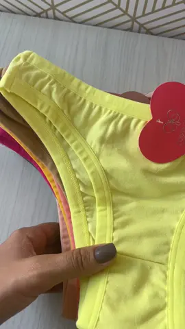 Aproveite o fim de semana para renovar sua gaveta de calcinhas. Marca: Corpo Colado.               Tecido: algodão.                            Valor R$86,82 kit com 5 unidades                    Enviamos para todo Brasil 