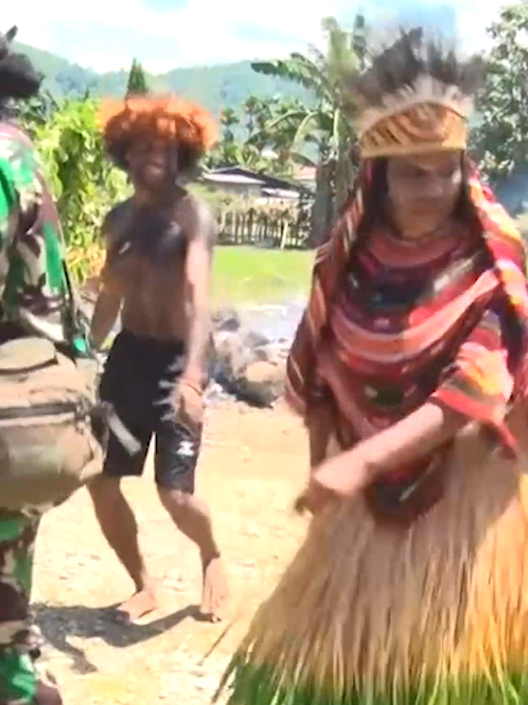 Ungkapan Kegembiraan Lewat Tarian Wisisi Papua Pegunungan Wisisi adalah sejenis tarian yang dibawakan secara masal di wilayah Papua Pegunungan. Tarian Wisisi berasal dari suku ”Dani” yang bermakna sebagai ungkapan kebebasan rasa, kegembiraan. Wisisi terdiri dari dua suku kata, “wi”artinya petunjuk atau membawa diri, dan “sisi” artinya mengundang perhatihan penonton untuk ikut menyaksikan. Tarian yang dibawakan secara meriah ini mengambarkan tradisi budaya masyarakat setempat dan kerap ditampilkan di gelaran pesta adat. #salam_sobat#kanal_wamena#papuapegunungan#wisisi#suku_dani