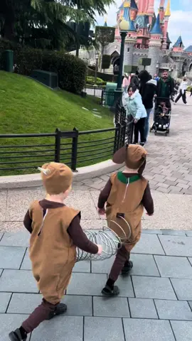 Take me back to @Disneyland Paris ✨ #slinkydog #twins #disneyparis #dressup 