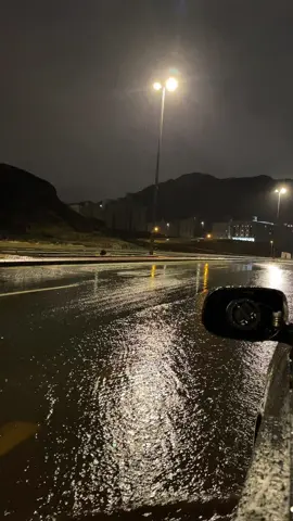 برد ومطر وبروق بالجو لآحت هلت سحآيب من مطرهآ ..:) 🌧️♥️♥️