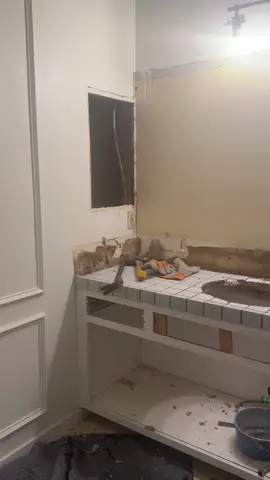 bathroom demo day!! #bathroommakeover #bathroomrenovation #bathroomremodel #bathroomdesign #bathroomreno #beforeandafter #fyp #foryoupage  @Kelly 