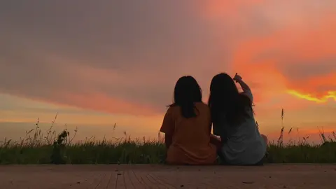The dream of watching the sunset with you and talk abt everything #wlw #gae #sunsetwithyou #girlfriends 