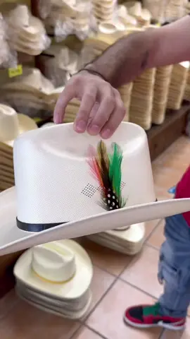 Ya solo nos faltaba esto para ir al concierto de Nodal y lo conseguimos donde las tradiciones siguen a la cabeza @elmezquitesombrerosbrand #sombrero #yluegoira #elmezquitesombreros 