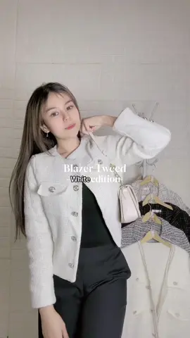 Blazer tweed white edition look simple tapi elegan banget✨🤍🤍 #blazertweed #blazeroutfit #blazerputih #koreanstyle #outfitideas #foryou 