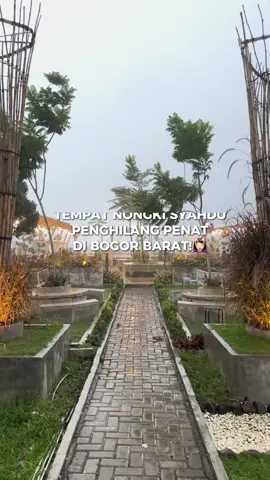 Ada yang belum tau tempat ngopi di Bogor bagian barat satu ini? Save aja dulu‼️ namamanya @warungbukitstroberi suasananya tenang banget kalo cuacanya lagi cerah kamu bisa liat siluet jakarta loh, tapi ga kalah dengan kabut setelah hujan nya juga bisa bikin kamu adem dan tenang😍 Kalo malem kamu juga bisa lihat citylight disini.. paket komplit! — 📍Warung Bukit Stroberi Pamijahan, Kp.Lokapurna, Rt/Rw 01/08, Desa Gn.Sari, Kecamatan Pamijahan ( Sebelum Gerbang masuk Kawasan TNGHS, Lokapurna)  — #sudutbogorbarat #pamijahan #bogor 