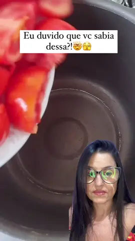 Depois dessa aqui você vai preparar um melhor molho de tomate saudável e delicioso para sua família 😍 Mesmo se você não souber cozinha vai tirar de letra😉 Ingredientes  - 800g de tomate - 2 cenouras pequenas - 1 beterraba pequena - 1 cebola - 3 dentes de alho - 1 col sobremesa de sal - Azeite +- 2 col. Sopa Coloque tudo na pressão sem água por 10 min, bata tudo no liquidificador e está prontinho, fica uma delícia e super saudável, excelente opção para as crianças que não aceitam vegetais. Gostou? Curte, comenta e compartilha! Salva essa dica pra você fazer e não esquece de seguir o perfil!🤗 . . . . 💳theolanchinhos #dicas #culinaria #tempero #molho #tomate #gourmet #food #refeição #almoço #jantar #molhodetomatecaseiro #receitas #debdicastech 