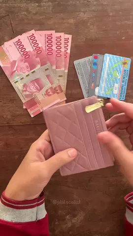 Masih jaman pake dompet tebel, gak cukup dong masuk tas kecil😉 #fyp #dompet 