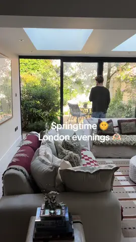 Long evenings are finally upon us!  #theirlittleflat #london #interiordesigninspo #londonflat #lampshade #londonhomes #houseandgardenuk #foryoupage #springgarden #gardendesignideas #houseandgarden 