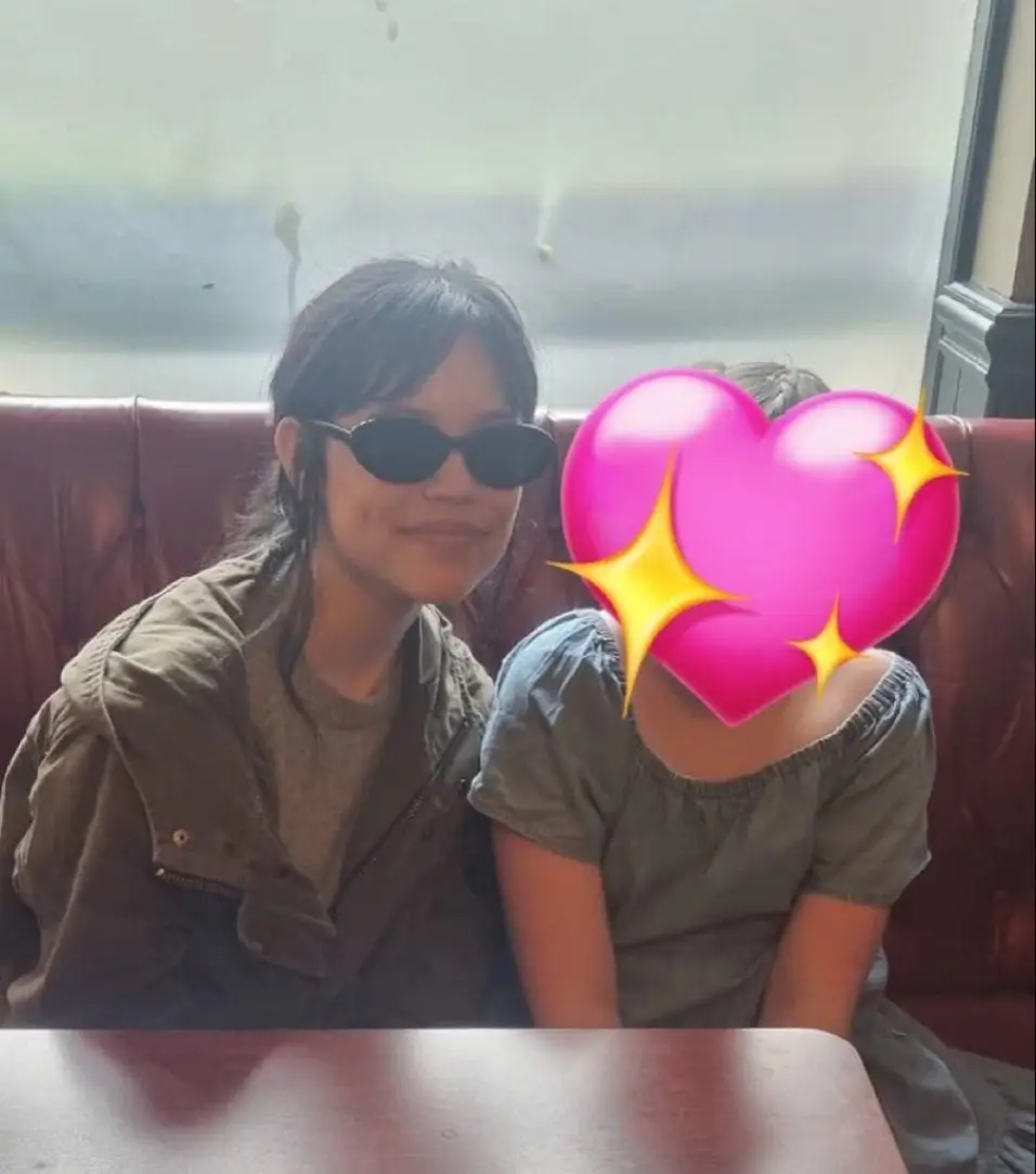 Jenna in dublin with a fan today 😍 her sunglasses>>>>> #jennaortega #jennaortegaedit #JENNAORTEGA #fy #tiktok #fypシ゚viral #viralvideo #viraltiktok #edit #fyyy #foryourpage #fyp 