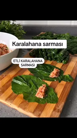 Tarif ve video sahibi @1bayanchef  Etli Kara Lahana Sarması📌 @1bayanchef ✅Karadeniz’e selam olsun🌹 bu şahane sarma tarifini bizlere kattıkları için teşekkür ederek tarif detaylarına geçiyorum.  Malzemeler ; 2 bağ kara lahana  Pişirmek için; 3-4 yemek kaşığı zeytinyağı 1 çorba kaşığı tere yağı Sarmaların üzerini geçecek kadar kaynar su 1 tatlı kaşığı tuz İçi için; 1 çay bardağı pirinç  1 çay bardağı bulgur  1 büyük kuru soğan  Bir tutam maydanoz  1 yemek kaşığı domates salçası  1 tatlı kaşığı pul biber 1 tatlı kaşığı tuz 1 tatlı kaşığı kimyon  Yarım çay bardağı zeytinyağı  300 gr kıyma  Kara lahanaları kaynayan suya alıp 7-8 dakika haşlayalım ve soğuk suya alalım. 1-2 dakika soğuk suda bekletip şoklayalım ve alıp süzdürelim.  İçinin damar kısmını ayıklayarak sarmaya hazır hale getirelim. İçini malzemelerle yoğurup hazırladıktan sonra sarmalarımızı videodaki gibi saralım.  Yaprakların damar kısımlarını sarmaların pişirileceği tencerenin tabanına yerleştirelim. Üzerine sarmaları dizip tuzunu ve yağlarını tencereye alalım. Üzerini geçecek kadar kaynar su gezdirip ateşe alalım. Kısık ateşte 1 saat suyunu çekene dek pişirelim. Piştikten sonra 2 saat dinlendirip servis edebilirsiniz.  Afiyetle ..  #sarmatarifleri #karalahanasarması #trendler #etlisarma #dolma