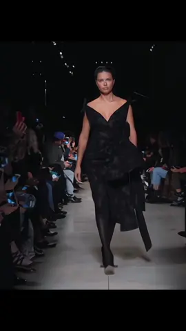 (report) Adriana Lima for Miu Miu S/S19 #adrianalima #miumiu #SuperModel #runwaywalk #walking #FASHION 