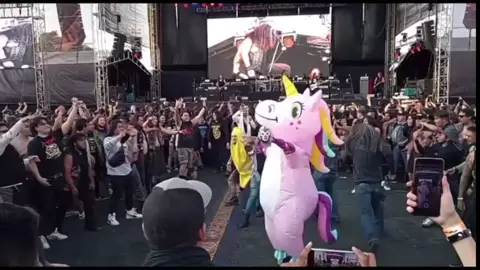 Un unicornio en un concierto de Metal. XD