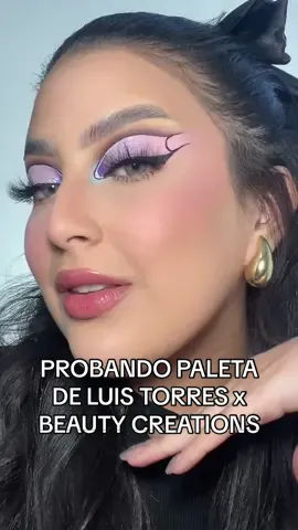 había olvidado lo terapéutico que era sentarme por horas a jugar con los colores ❤️‍🩹 haber adquirido esta paleta de @ltorresbeauty me hizo retomar algo que hace MESES no hacía a pesar de ser el estilo que más disfruto. solo puedo decir, gracias Luis! no sabes cuantas veces has sido motivación para mi 🪐 hoy me hiciste reencontrarme con mi verdadera esencia | @Beauty Creations Cosmetics #beautycreations #luistorres #delineadografico #delineado #maquillaje 