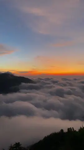 minggu pagi andong cantik bangett😭😭  #gunung #pendaki #pendakigunung #gunungandong #goldensunrise #sunrise 