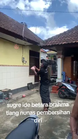 Sudah paham maknanya belum? . Menurut Bhagawan Siddhananda, ini merupakan salah satu tradisi kita di Tabanan, biasanya kita lakukan saat pulang dari Melayat/tempat orang meninggal. . Yaitu masuk ke Perantenan/Dapur telebih dahulu,nunas penganugrahan toya anyar ring plangkiran Dapur, lalu ngunggahan / menyiramkan Toya Anyar/beji ke Atas Dapur yang bertujuan untuk melukat angga (pembersihan diri) , intinya adalah pembersihan , Kenapa di Dapur? Karena di Dapur melinggih Ide Betara Brahma (pemekas ide betara agni/api) yang mengandung 2 hal: Pertama, Ide Betara Brahma sebagai dewanya api (agni) bisa menjadi pelebur/pembakar , yaitu mebakar kekotoran yang dibawa seusai dari melayat/setra. Kedua, Dewa Brahma dalam manifestasinya sebagai sang pencipta untuk menciptakan kesucian pada diri kita saat datang dari tempat tempat yang dianggap riged/leteh/kotor. . Semoga bermanfaat 🙏 . #fyi @punapitabananbali #tradisibudayabali #fyipunapitabanan  #menyiramairkeatasgenteng 