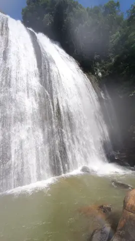 A queda da água de uma cachoeira 