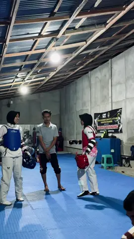 ahaha seru, ayoo siapa yang tadi malam nonton sparing di live nya sabeummm? ☝🏻☝🏻☝🏻 #taekwondo #tkd #taekwondoindonesia #taekwondofighter 