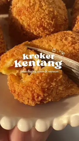 Crunchy di luar, dalemnya lembut, isiannya tasty 💫 #kroket #kroketkentang