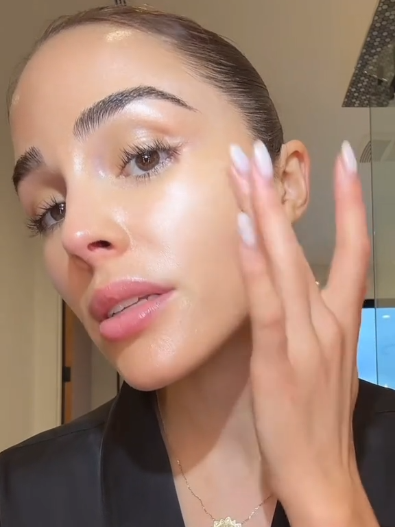 The queen of glow @oliviadangerculpo has spoken, #LumiGlotion is the BEST #lorealparis #worthit