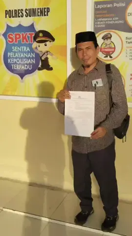 #suarademokrasi  #menghalangitugasjurnalistik #kemerdekanpers Temuan Dugaan Pelanggaran Pekerjaan Proyek Pembangunan Gedung RKB MAN Sumenep Pembangunan gedung RKB (Ruang Kelas Baru) merupakan salah satu proyek penting dalam upaya peningkatan fasilitas pendidikan di MAN (Madrasah Aliyah Negeri) Sumenep. Namun, dalam pantauan media pekerjaan proyek ini ditemukan beberapa dugaan pelanggaran yang dilakukan oleh pihak pelaksana, CV. ASEA LINE. Berawal aduan dari warga Sumenep, bahwa ada kegiatan pekerjaan proyek dengan anggaran Rp 3.401.759.019,- dari Dipa Kantor wilayah kementerian agama provinsi Jawa Timur tahun 2024, yang dilakukan lakukan di sekolah MAN Sumenep. Maka dari itu,Tim investigasi media melakukan peliputan dilokasi proyek dengan langkah pengambilan foto pada lokasi proyek dan melakukan konfirmasi/wawancara terhadap pihak sekolah dan pekerja. Pasalnya, pihak media menemukan beberapa dugaan pelanggaran pada kegiatan pekerjaan proyek secara kasat mata, yang pertama para pekerja bangunan tidak menggunakan Sefti (keamanan pekerja), diarea proyek tidak terlihat kelengkapan Sefti untuk pekerja, tidak terlihat pondasi strous sepanjang 8 meter sesuai dengan perencanaan di gambar dengan kode STR 02, karena dilihat dari bekas galian tanah yang dibuat untuk urukan sedikit dan pihak pelaksana proyek tidak bisa menunjukkan bukti jaminan kesehatan bagi pekerja proyek atau BPJS. Para pekerja yang terlibat dalam proyek, mereka tidak terlihat mendapatkan fasilitas keamanan dan kesehatan kerja (Sefti) yang memadai. Hal ini menjadi perhatian serius mengingat pentingnya keselamatan kerja dalam setiap proyek konstruksi yang nilai anggarannya Rp 3.401.759.019,- Selain itu, temuan lain menunjukkan bahwa tidak terlihat pondasi strous untuk proyek tersebut sesuai dengan perencanaan awal. Ini menimbulkan kekhawatiran akan keandalan struktural gedung yang akan dibangun tersebut serta potensi besar terhadap kerugian uang negara, karena kualitas dan pekerjaan bangunan tersebut diduga tidak sesuai dengan perencanaan awal/RAB dan terlihat dilokasi proyek material pasir hitam macam dua (pasir yang banyak mengandung lumpur dan pasir hitam yang bagus). Dalam konteks ini, pelanggaran yang diduga dilakukan oleh pihak pelaksana proyek, CV. ASEA LINE, diatas harus diperlakukan sesuai dengan regulasi hukum yang berlaku. Di Indonesia, proyek konstruksi diatur oleh berbagai peraturan, di antaranya: 1. Undang-Undang Nomor 2 Tahun 2017 tentang Jasa Konstruksi. Undang-undang ini mengatur tentang semua kegiatan konstruksi, termasuk pembangunan gedung seperti RKB MAN Sumenep. Pelanggaran terhadap ketentuan keselamatan dan kesehatan kerja dapat dikenai sanksi sesuai dengan Pasal 83 hingga Pasal 90. 2. Peraturan Menteri Pekerjaan Umum dan Perumahan Rakyat (PUPR) Nomor 28 Tahun 2016 tentang Keselamatan dan Kesehatan Kerja Konstruksi: Peraturan ini menetapkan standar keselamatan dan kesehatan kerja yang harus dipatuhi oleh semua pihak yang terlibat dalam proyek konstruksi. 3. Peraturan Pemerintah Nomor 45 Tahun 2015 tentang Penyelenggaraan Perencanaan, Pengadaan, dan Pelaksanaan Konstruksi: Regulasi ini menetapkan tata cara pelaksanaan proyek konstruksi, termasuk pengawasan terhadap pelaksanaan sesuai dengan perencanaan. Tindakan yang perlu dilakukan, khususnya bagi pihak yang berwenang, dalam menghadapi temuan dugaan pelanggaran tersebut agar tidak merugikan keuangan negara, Dinas Pekerjaan Umum dan Penataan Ruang setempat, perlu segera melakukan tindakan sebagai berikut: 1. Melakukan investigasi menyeluruh terhadap temuan pelanggaran yang sudah diuraikan dalam pemberitaan ini. 2. Memastikan bahwa pihak pelaksana proyek, CV. ASEA LINE, memperbaiki dan mematuhi semua ketentuan keselamatan kerja yang berlaku. 3. Mengambil tindakan hukum sesuai dengan regulasi yang ada apabila terbukti adanya pelanggaran yang dilakukan oleh pihak terkait.