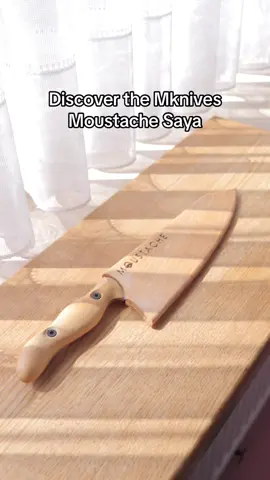 Is your Moustache kitchen knife in need of extra protection? Or are your fingers in need of protection when grabbing the demi-chef from the counter or drawer. Sindenote, keeping your knife unprotected in a drawer can cause dullness when the blade touches other tools. Get your magnetic saya on mknives.eu/webshop 💪 #mknivesbelgium #moustachebymknives #saya #knifeprotection 