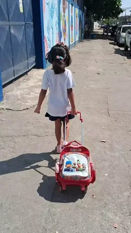 Hoje, começamos a readaptação de Maya aos abafadores de som. Foi a primeira vez, que ela usa p ir a escola, espero que seja um grande aliado, e que ela consiga com o tempo pedir p usar quando estiver sobrecarregada pelo barulho, que é um grande desencadeador de crises p ela!!! Deus abençoe meu amor!!!  #autismoinfantil  #autistas  #meninaautista  #autistasnotiktok  #autismoemmeninas  #autismo  #autistasnaescola  #maedeautista  #maternidadeatipica 