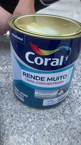 •PINTAMOS A PAREDE EXTERNA! Utilizamos a tinta da coral, rende muito, tinta concentrada. #coral #pintura #evolucaodeobra #nossacasaprópria #areaexterna #nosslar36 #diariodeobra #parede 