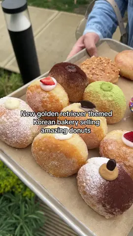 New golden retriever themed Korean bakery selling amazing donuts in Horseshoe Bay! Fun fact: Goldie's Donuts & Bakery has a shop in Korea too! Love their fluffy brioche donuts with cream fillings and glazes! #horseshoebay#vancouver#vancouverfoof#donuts#doughnuts#koreancafe#koreanbakery#koreandonuts#desserts#cafe 