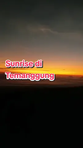 Sunrise disini cantik bangettttttt ya Allah.....😍😍😍 ini beneran no edit no filter guys.... cantiknya nggak bohong!!! #sunrisemusic #sunrise #orange #morningvibes #views #temanggung #temanggunghits #jawatengah #info #candirototemanggung 