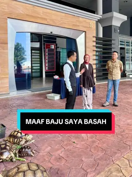 Habis sahaja siaran langsung tadi, terus rasa “Ya Allah nasib baik 15 minit sahaja, ni kalau satu jam, lagi huru hara dibuatnya.” Hahaha Apa-apa terima kasih semua yang tengok siaran langsung tadi. Maaf baju saya basah habis. Semuanya sebab nak uruskan anak-anak yang tak duduk diam ni. Bayangkan baru je sampai Sri Pentas TV3, si Habib membuang banyak. Lepas tu nak kena cari bilik air untuk bersihkan. Bilik air yang pertama tak muat. Lepas tu jalan lagi cari bilik air lain, dah sampai bilik air yang kedua pun tak muat juga nak bawa masuk Habib. Haha Bilik air yang ke-3 baru muat untuk masukkan Habib dan bersihkan Habib. Itulah kisahnya. Belum pun mula siaran langsung lagi, dah kena pusing bangunan TV3 cari bilik air untuk Habib. Maka kuyuplah baju saya. #pencenmuda #abahsulcata